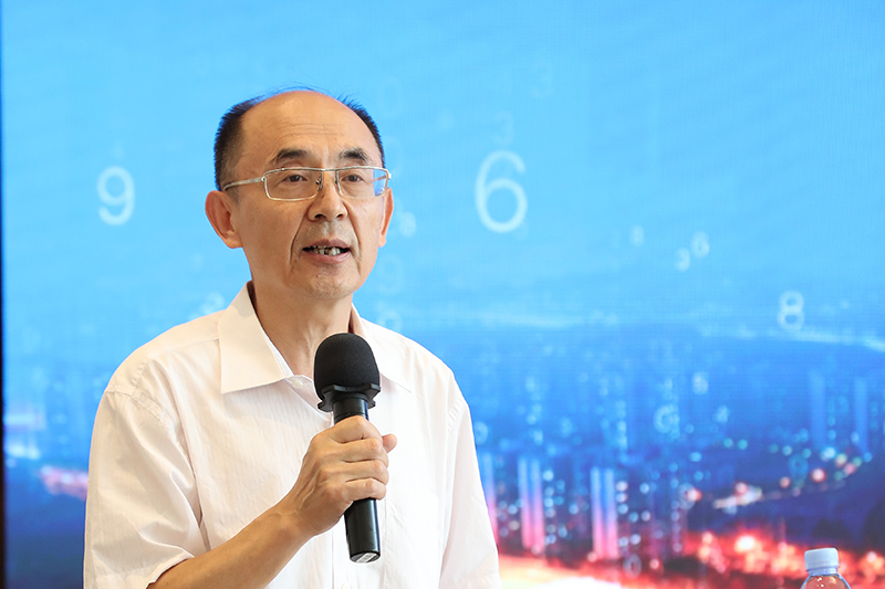 “老交通”智庫副主任、原交通運輸部總工程師周偉主持沙龍.jpg