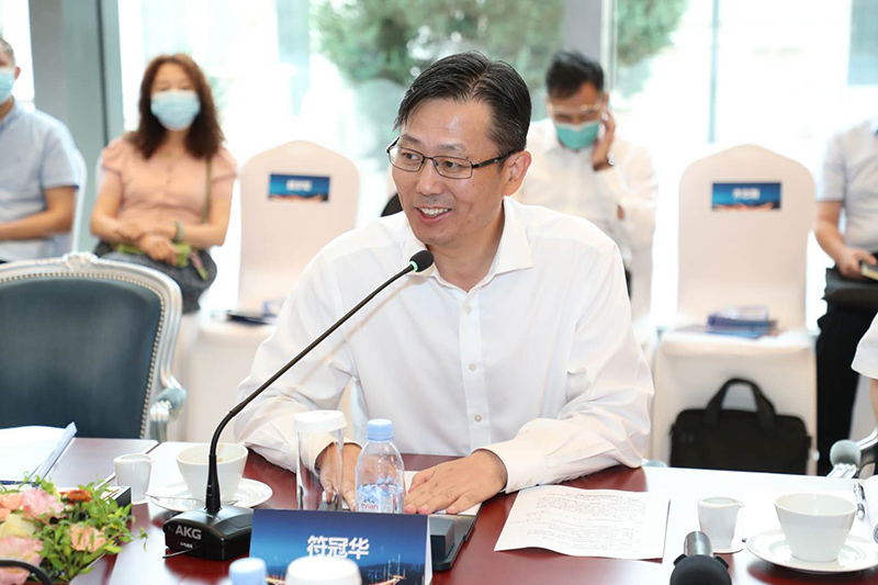 “老交通”智庫執行副主任、蘇交科集團董事長(cháng)符冠華主持沙龍.jpg